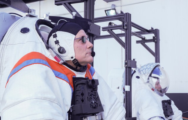 美国国家航空航天局宇航员道格·惠洛克（Doug“Wheels”Wheelock）和Axiom Space宇航员佩吉·惠特森（Peggy Whitson）准备对Axiom Space和SpaceX为美国国家航空和宇宙航行局（NASA）阿耳特弥斯（Artemis）登月任务开发的星际飞船人类着陆系统开发的宇航服进行全尺寸模型测试。
