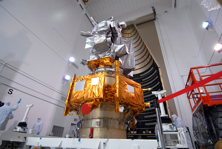月球侦察轨道器（LRO）、顶部、银色和月球陨石坑观测与传感卫星（LCROSS）、底部、金色，航天器放置在发射罩内