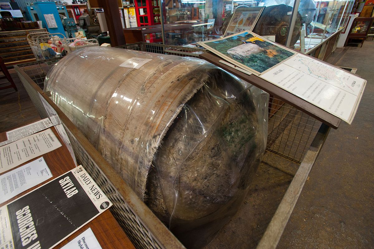 The museum in Esperance, Western Australia, displays an oxygen tank and a titanium tank from Skylab