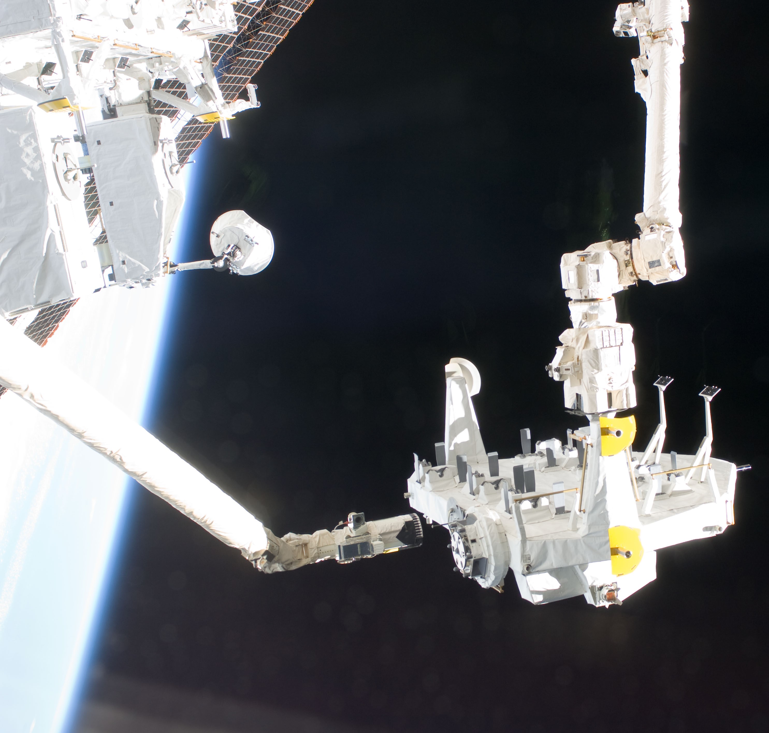 Return of the empty Exposed Logistics Module to Endeavour’s payload bay