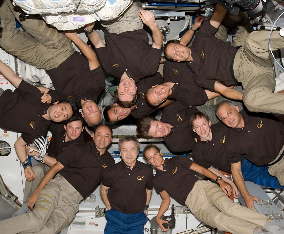 The 13 members of Expedition 20 and STS-127 pose for a final photograph before saying their farewells