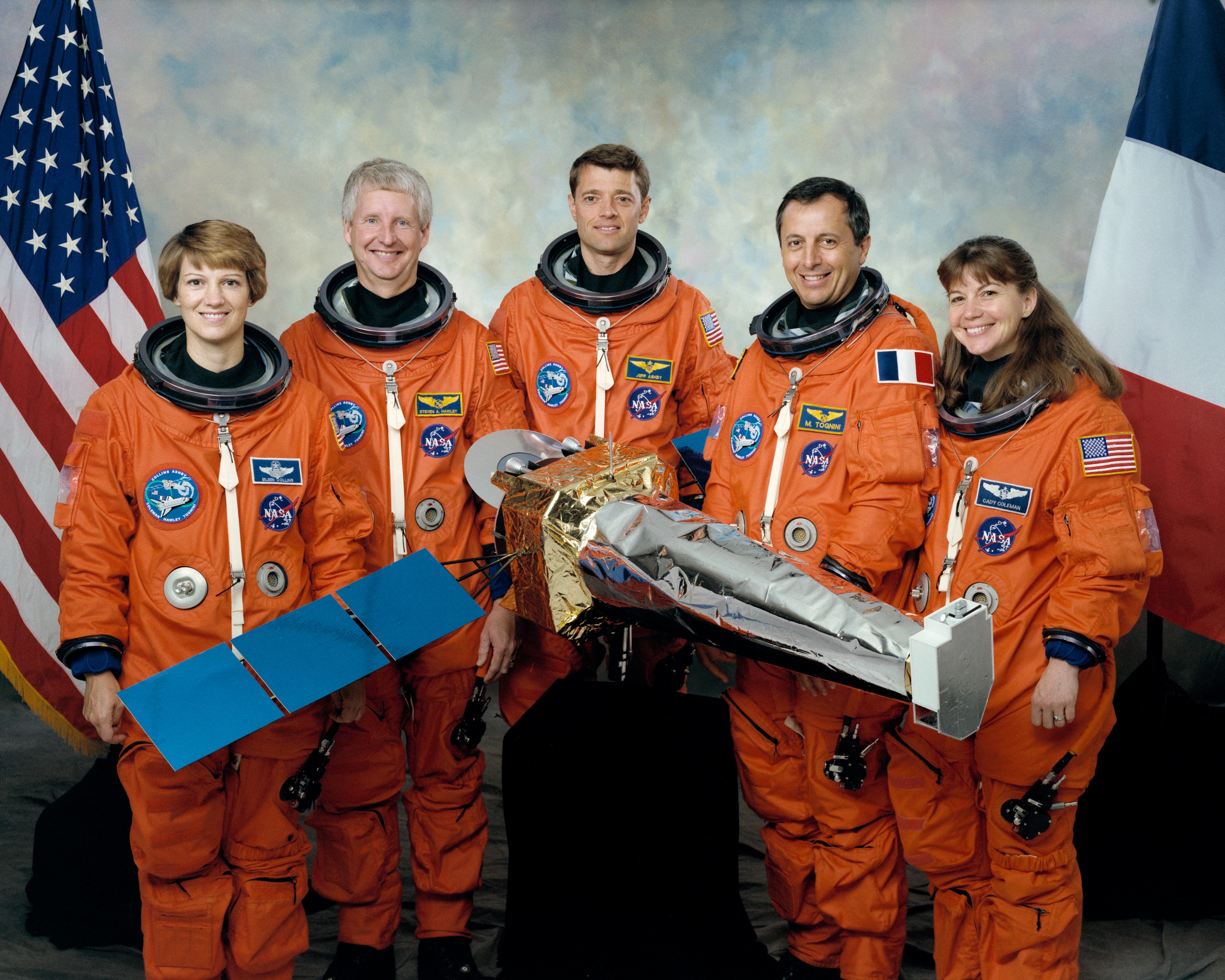 Official photo of the STS-93 crew of Eileen M. Collins, left, Steven A. Hawley, Jeffrey S. Ashby, Michel A. Tognini of France, and Catherine “Cady” G. Coleman