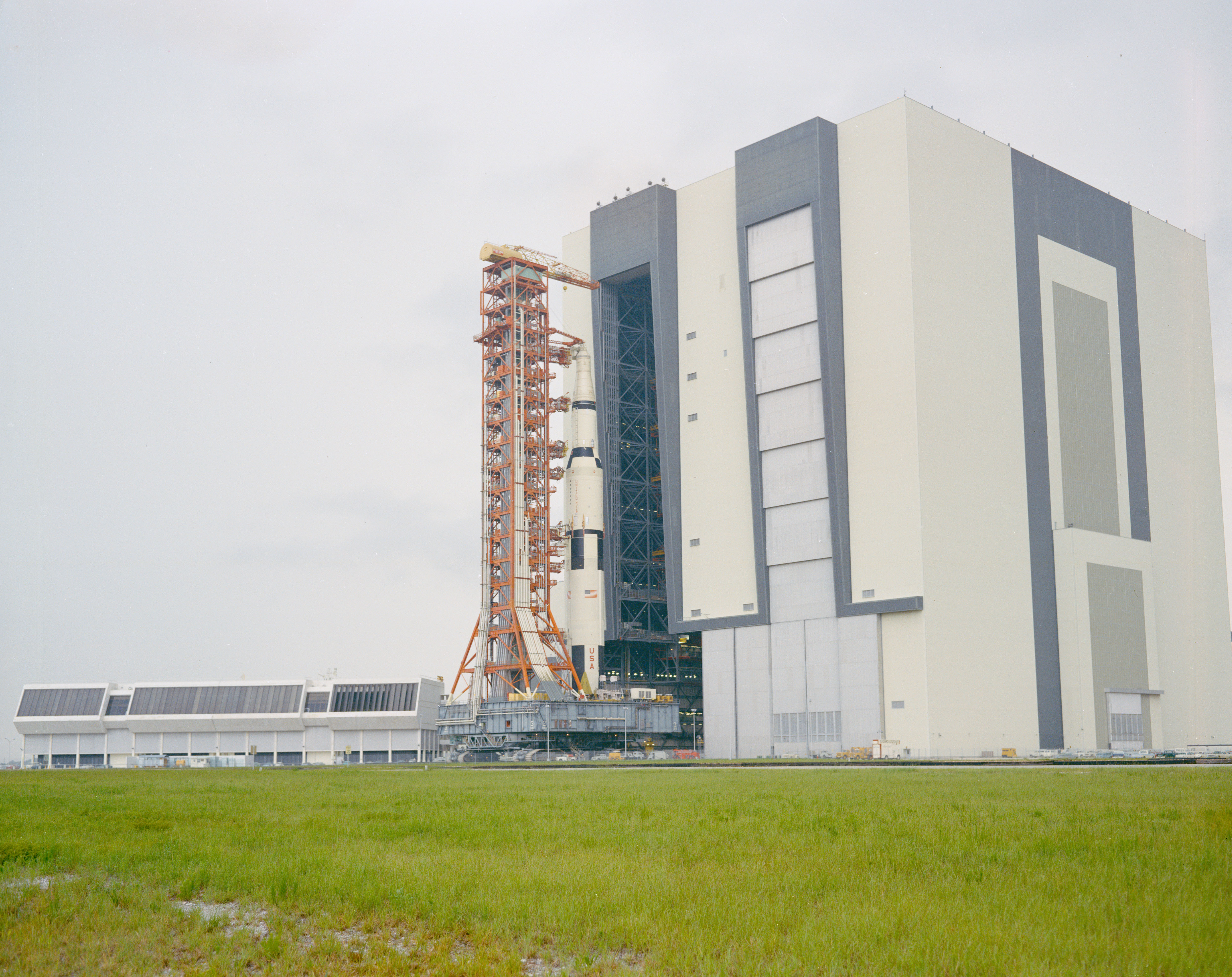 The Apollo 13 Saturn V rolls back in to High Bay 1 of the VAB