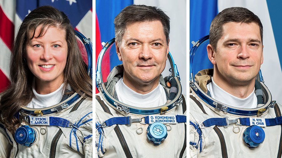 Individual pre-flight crew portraits of NASA astronaut Tracy C. Dyson and Roscosmos cosmonauts Oleg Kononenko and Nikolai Chub wearing their Soyuz launch and landing suits.