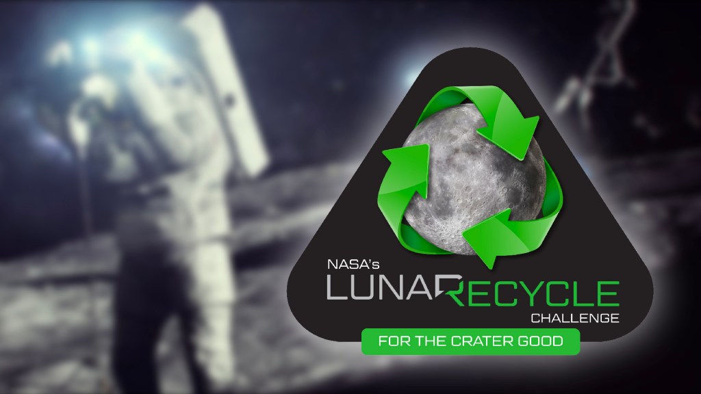 Logotipo del LunaRecycle Challenge de la NASA. En primer plano se observa un triángulo negro con una imagen de la Luna rodeada por flechas verdes que representan el símbolo del reciclaje. En la parte inferior del logotipo está el título 'NASA's LunaRecycle Challenge' en letras grises y verdes, con el subtítulo 'For the Crater Good' en verde. Al fondo se aprecia la figura borrosa de un astronauta en la superficie lunar.