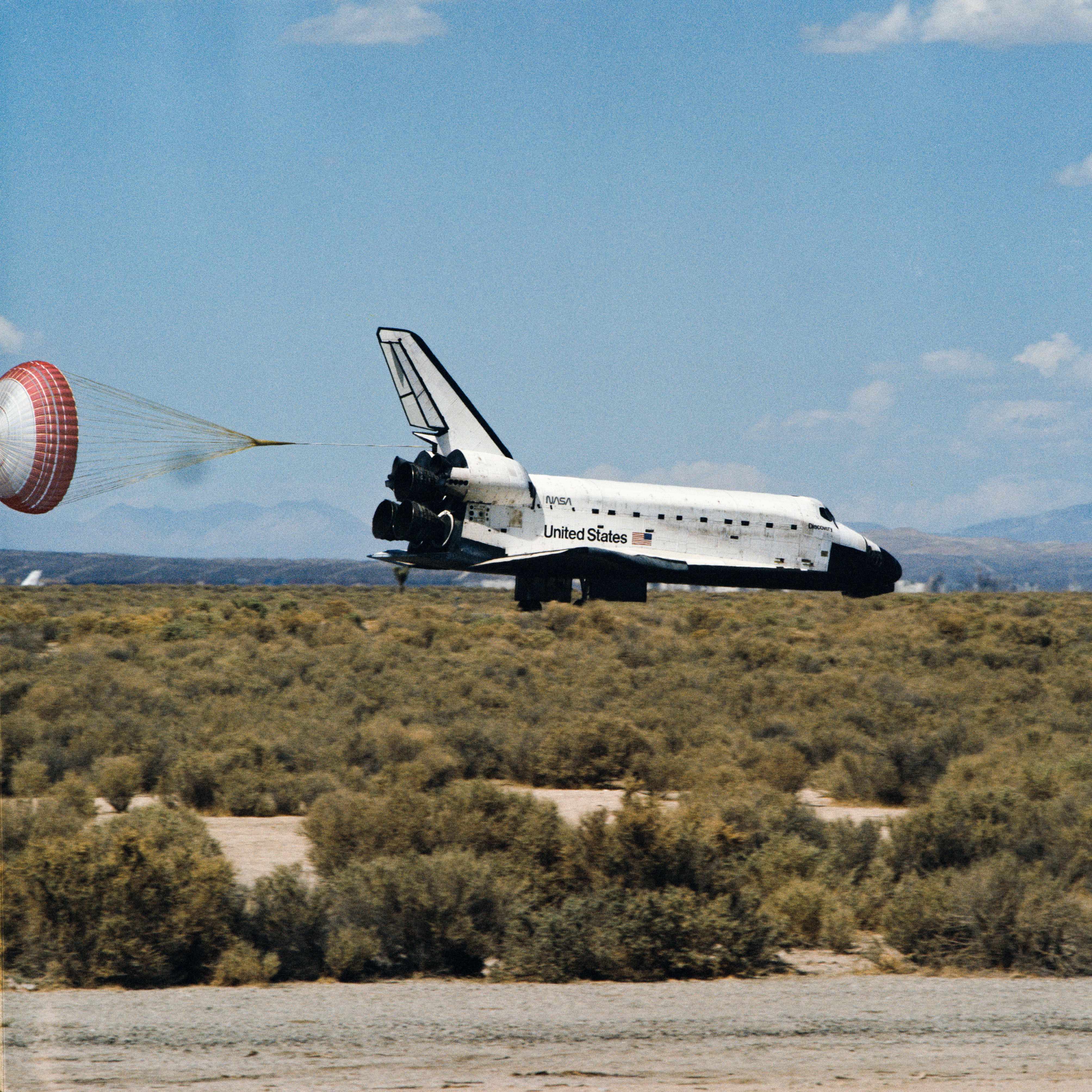 Richard Richards brings Discovery home at California’s Edwards Air Force Base