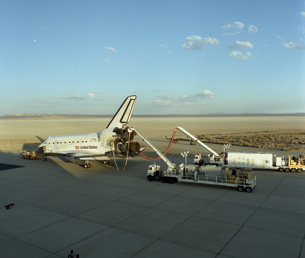 Workers at Edwards safe Discovery after its return from STS-64