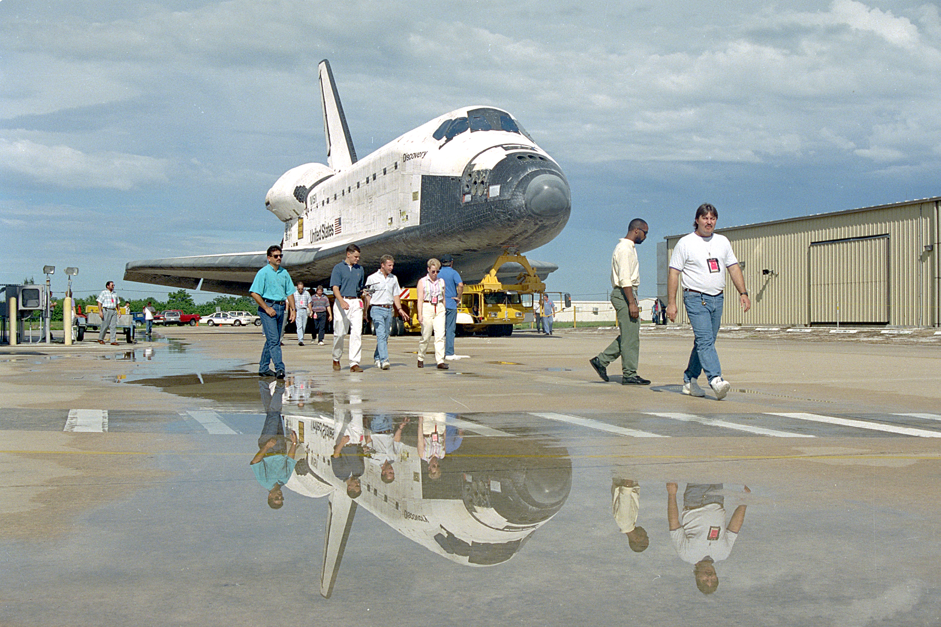 Workers tow Discovery from the Orbiter Processing Facility to the Vehicle Assembly Building at NASA's Kennedy Space Center (KSC) in Florida