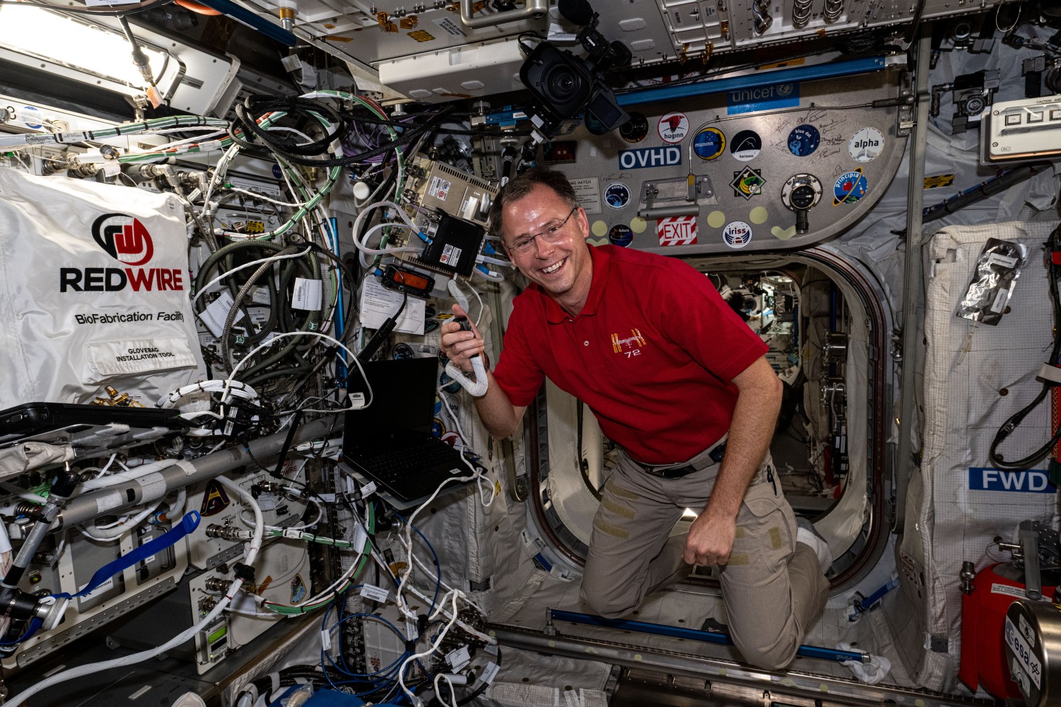  El astronauta de la NASA e ingeniero de vuelo de la Expedición 72 Nick Hague es fotografiado mientras habla con estudiantes de Quebec, Canadá, durante una sesión de radioaficionados en la ISS.