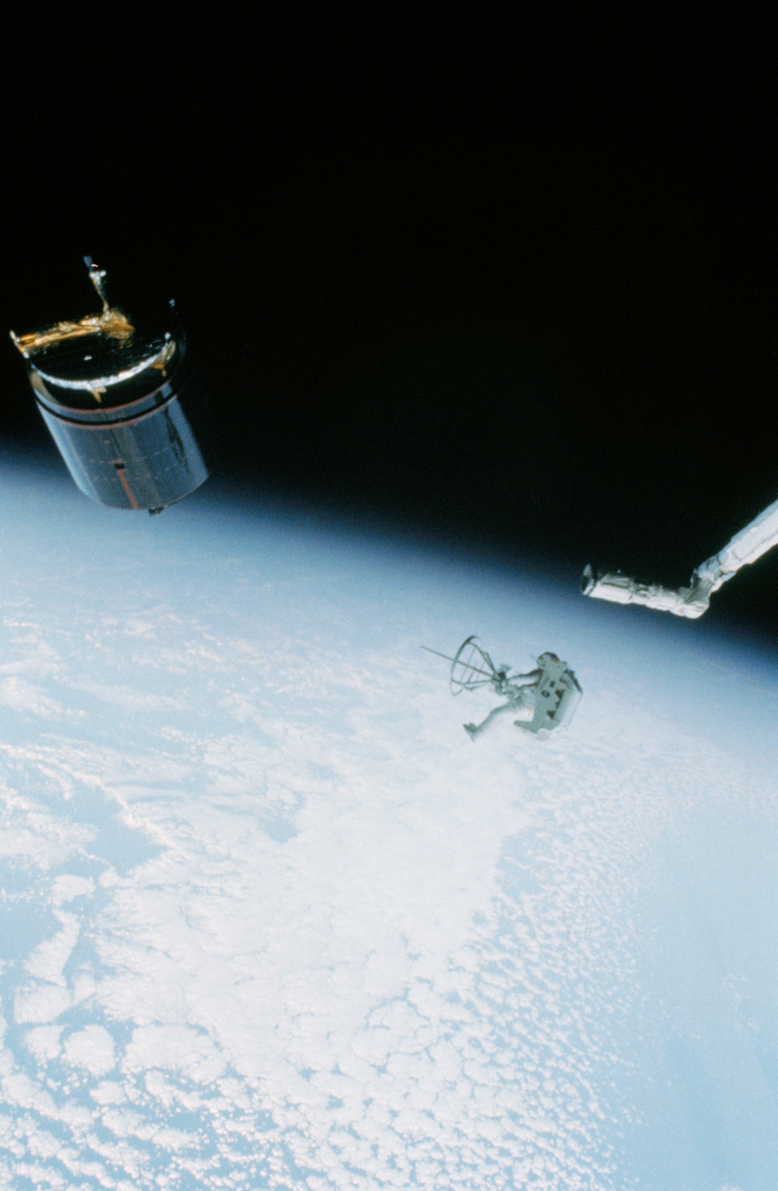 Dale A. Gardner flies the Manned Maneuvering Unit to capture Westar 6 during the second spacewalk