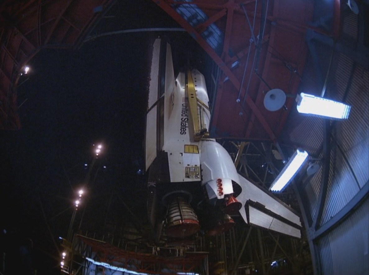 Workers lift Discovery to stack it with the ET and SRBs