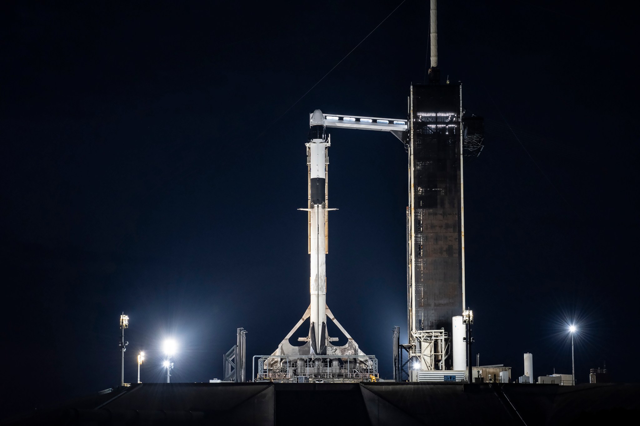 Image of SpaceX rocket and spacecraft at the launch pad