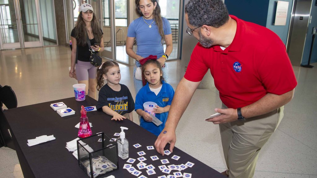 young event-goers participate in activity provided by NASA Stennis at the Audubon Aquarium