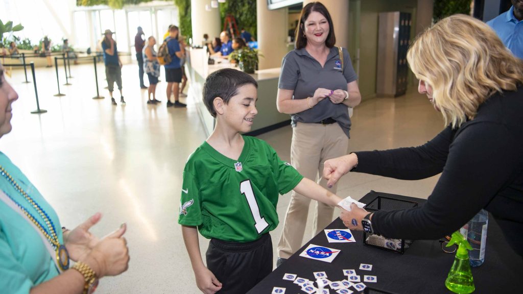 young event-goer participates in activity provided by NASA Stennis at the Audubon Aquarium