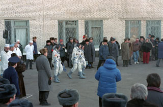 Dezhurov, Strekalov, and Thagard walk to soyuz launch vehicle