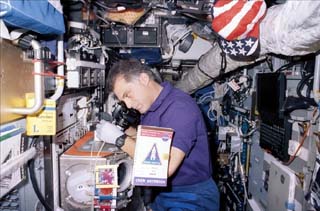 NASA-6 Mission Specialist David Wolf sorts microbial samples for Microbial Investigations of Mir and Crew (MSD022) onboard the Priroda module of the Mir Space Station. 